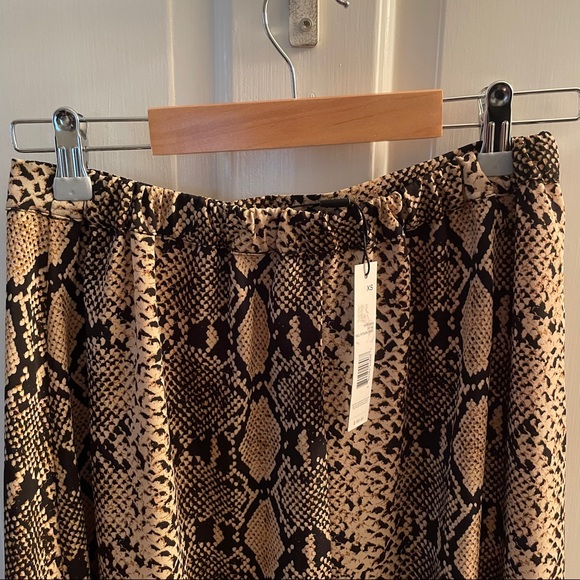 Midi skirt with elasticized waist. T Tahari brand.Size XS. NWT - Picture 3 of 6